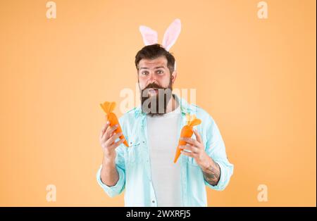 Holen Sie mehr Gemüse in Ihre Ernährung. Der Osterhase hält Karotten. Vegetarische Ernährung. Gesunde Ernährung für die Gesundheit. Diät und Diät. Essgewohnheit. Ausgewogen Stockfoto