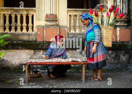 Blume Hmong Frauen im Hmong Kings Palace (Vau Meo) in Bac Ha, Lao Cai Provinz, Vietnam Stockfoto