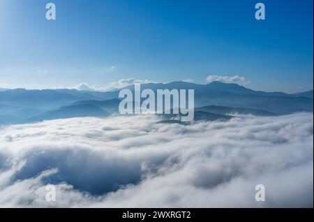Schöner Morgenaufgang und Nebel fließen über den Berg in Ai yerweng, Yala, Thailand Stockfoto