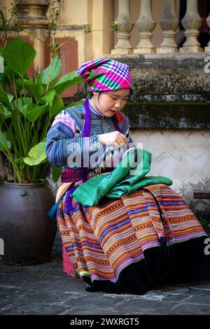 Blumen-Hmong-Frau stickt im Hmong Kings Palace (Vau Meo) in Bac Ha, Lao Cai Provinz, Vietnam Stockfoto