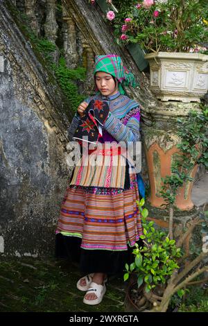 Blumen-Hmong-Frau stickt im Hmong Kings Palace (Vau Meo) in Bac Ha, Lao Cai Provinz, Vietnam Stockfoto