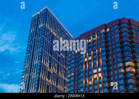 Modernes Apartmenthaus am Abend, Moskau, Russland Stockfoto