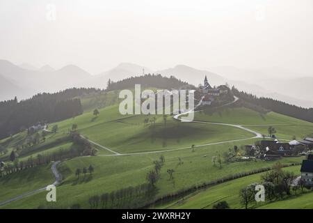 Saharastaub und der Ort Windhag im Mostviertel im Frühling am 30.03.2024. // Sahara Dust und die Stadt Windhag im Mostviertel im Frühjahr am 30. März 2024. - 20240330 PD8109 Credit: APA-defacto Datenbank und Contentmanagement GmbH/Alamy Live News Stockfoto