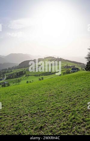 Saharastaub und der Ort Windhag im Mostviertel im Frühling am 30.03.2024. // Sahara Dust und die Stadt Windhag im Mostviertel im Frühjahr am 30. März 2024. - 20240330 PD8104 Credit: APA-defacto Datenbank und Contentmanagement GmbH/Alamy Live News Stockfoto