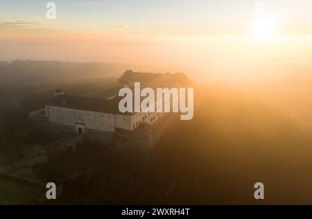 Aus der Vogelperspektive auf Cerveny Kamen, Burg aus rotem Stein in den Karpaten in der Slowakei dramatischer Sonnenaufgang. Stockfoto