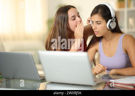 Klatsch-Student erzählt einem Freund zu Hause Geheimnisse Stockfoto