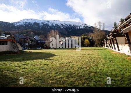 Vernet, Frankreich. April 2024. Dorf Le Vernet, Frankreich, Vernet, am 1. April 2024. Die Überreste von Emile, die seit dem 8. Juli letzten Jahres in Le Vernet verschwunden sind, wurden am Samstag nur wenige Kilometer vom Weiler entfernt entdeckt. Foto: Thibaut Durand/ABACAPRESS.COM Credit: Abaca Press/Alamy Live News Stockfoto