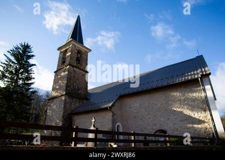 Vernet, Frankreich. April 2024. Kirche Le Vernet, Frankreich, Vernet, am 1. April 2024. Die Überreste von Emile, die seit dem 8. Juli letzten Jahres in Le Vernet verschwunden sind, wurden am Samstag nur wenige Kilometer vom Weiler entfernt entdeckt. Foto: Thibaut Durand/ABACAPRESS.COM Credit: Abaca Press/Alamy Live News Stockfoto