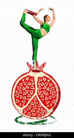 Flexible junge Frau, die auf Granatapfel steht und mit Fitnessbändern auf weißem Hintergrund trainiert. Kreative konzeptuelle Collage. Stockfoto