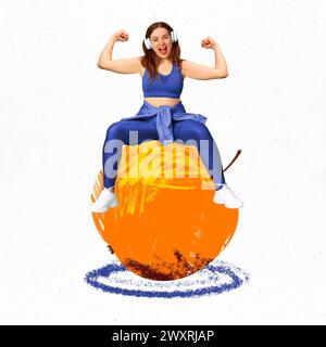 Motivierte junge Frau in Kopfhörern, die auf Apfel sitzt und Muskeln zeigt, Training auf weißem Hintergrund. Kreative konzeptuelle Collage. Stockfoto
