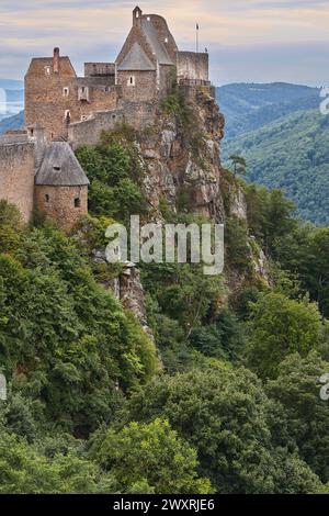Wachautal und Donau. Mittelalterliche Burg Aggstein. Österreichisches Wahrzeichen Stockfoto