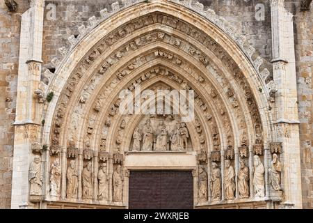 Archivolte einer gotischen Kathedrale. Castello de Empuries. Girona, Spanien Stockfoto