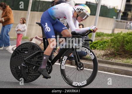 Irun, Espagne. April 2024. Alan Jousseaume von TotalEnergies während des Itzulia Baskenland 2024, Radrennen, Phase 1 Irun - Irun, individuelles Zeitfahren am 1. April 2024 in Irun, Spanien - Foto Laurent Lairys/DPPI Credit: DPPI Media/Alamy Live News Stockfoto