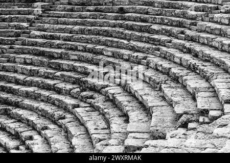 Calatafimi-Segesta, Italien - 4. Januar 2024: Monochrome Detailansicht des griechischen Theaters in Segesta Stockfoto