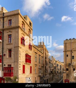 Valletta, Malta - 23. Dezember 2023: Blick auf die historische Bridge Bar und das Stadtzentrum von Valletta Stockfoto