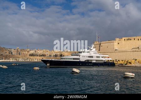 Valletta, Malta - 23. Dezember 2023: Blick auf die Luxusyacht Samar im Großen Hafen von Valletta Stockfoto