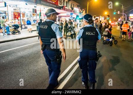 Zwei Polizisten laufen während des Ramadan und des Ramadan Nights Festivals 2024 in Haldon Street Lakemba, Sydney, Australien Stockfoto