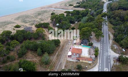 Drohnenblick auf den stillgelegten Bahnhof, heute Bar und Restaurant, am See Kaiafas, Zacharo, Peloponnes, Griechenland Stockfoto