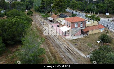 Drohnenblick auf den stillgelegten Bahnhof, heute Bar und Restaurant, am See Kaiafas, Zacharo, Peloponnes, Griechenland Stockfoto