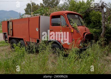 Ein verlassenes und ausgewachsenes Feuerwehrauto von Steyr-Daimler-Puch, Peloponnes, Griechenland Stockfoto