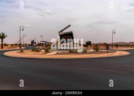 Moderner Verkehrskreis mit riesiger Tafel im Zentrum von Ouarzazate, Hollywood von Marokko Stockfoto