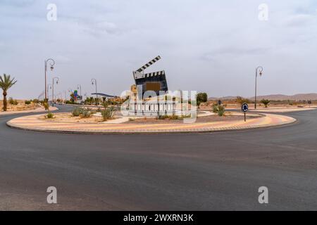 Moderner Verkehrskreis mit riesiger Tafel im Zentrum von Ouarzazate, Hollywood von Marokko Stockfoto