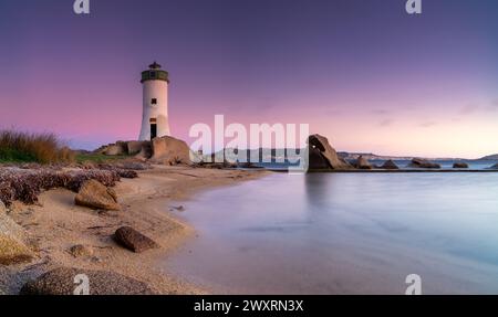 Panoramablick auf den Leuchtturm Punta Palau an der Smaragdküste Sardiniens bei Sonnenaufgang Stockfoto