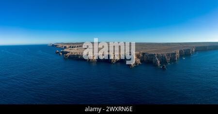 Ein Panoramablick auf den Leuchtturm Punta Nati und die Küstenklippen im Nordwesten Menorcas Stockfoto