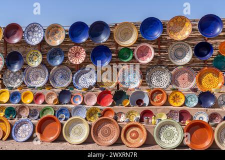 In einem traditionellen marokkanischen Kunsthandwerksgeschäft werden viele bunte Schüsseln und Platten ausgestellt Stockfoto