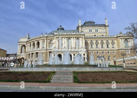 Nicht exklusiv: ODESA, UKRAINE - 1. APRIL 2024 - die Fontänen im Akademischen Opern- und Balletttheater Odesa, Odesa, Südukraine. Stockfoto