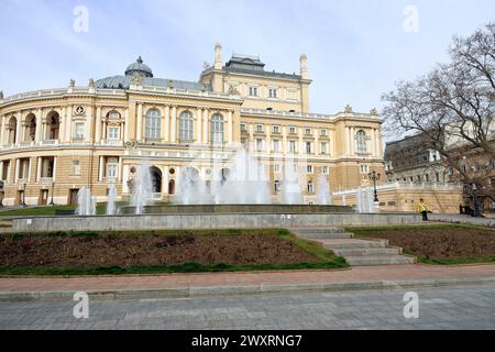 Nicht exklusiv: ODESA, UKRAINE - 1. APRIL 2024 - die Fontänen im Akademischen Opern- und Balletttheater Odesa, Odesa, Südukraine. Stockfoto