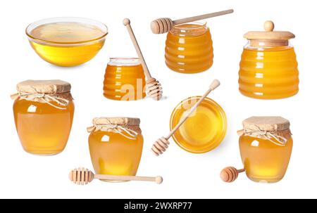 Natürlicher Honig, Glasgläser und Löffeln isoliert auf weiß, Set Stockfoto
