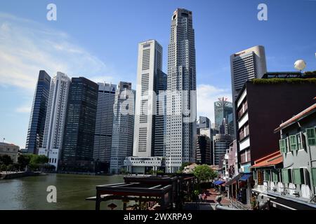 Ein malerischer Blick auf die Straßen und Wolkenkratzer von Singapur an einem sonnigen Tag Stockfoto