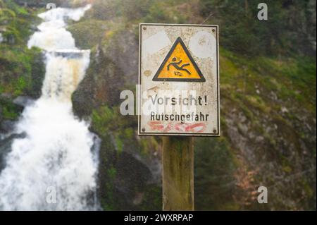 Rutschiges Warnschild, Triberger Wasserfall im Schwarzwald, höchster Fall Deutschlands, Gutach stürzt über sieben große Stufen ins Tal Stockfoto