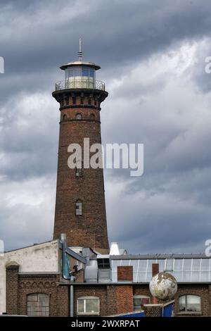 Der helios-Binnenleuchtturm in köln ehrenfeld vor einem trüben bewölkten Himmel Stockfoto