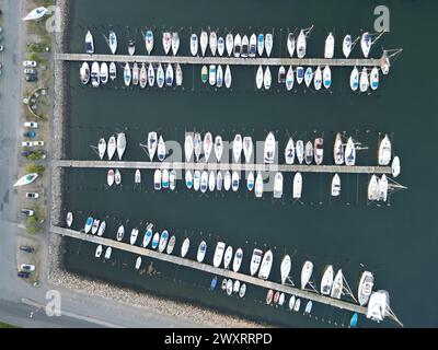 Ein Blick von oben auf die vertäuten Boote im Hafen von Assens Stockfoto