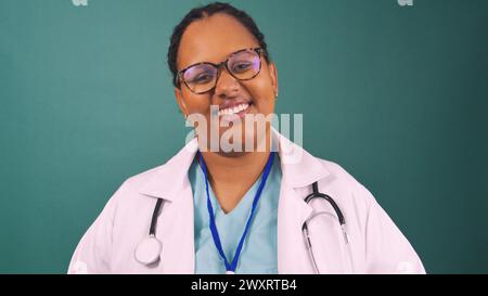 Porträt einer jungen schwarzen Ärztin, die mit weißem Fell lächelt Stockfoto