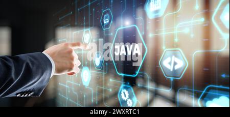 Geschäftsmann klickt auf Java Programmiersprache Anwendungskonzept auf virtuellen Bildschirm Stockfoto