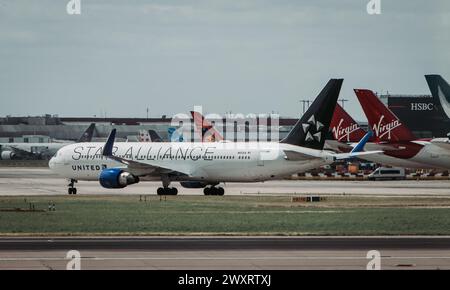 Ein United Airlines-Flugzeug mit Star Alliance-Lackierung, das am Londoner Flughafen Heathrow fährt Stockfoto