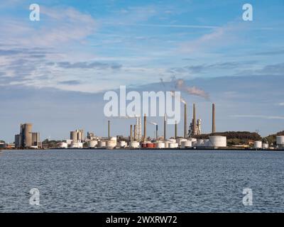 Circle K Fuel Terminal und Portland Zementfabrik entlang Limfjord in Aalborg, Nordjylland, Dänemark Stockfoto