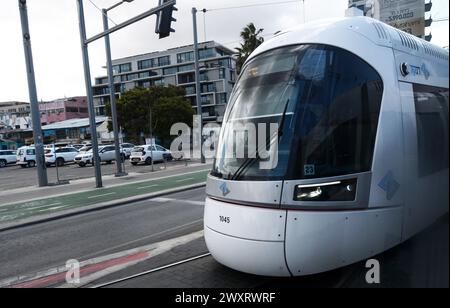 Die neue Stadtbahn am Bahnhof Salame in Jaffa, Israel. Stockfoto