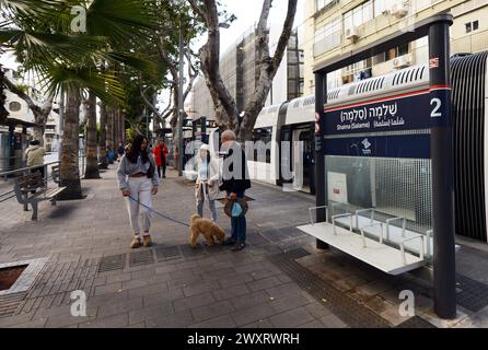 Die neue Stadtbahn am Bahnhof Salame in Jaffa, Israel. Stockfoto