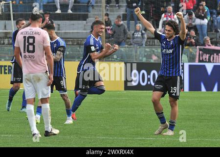 Die Spieler von Pisa feiern am Ende des Spiels während des Spiels Pisa SC gegen Palermo FC, italienisches Fußball-Spiel der Serie B in Pisa, Italien, 01. April 2024 Stockfoto