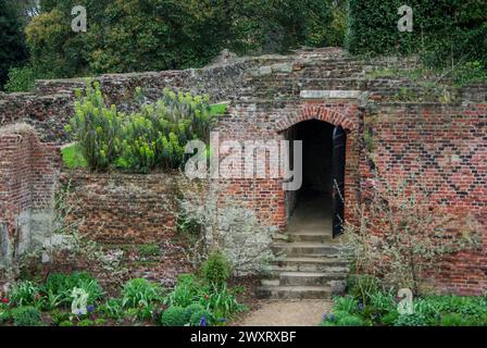 Alte Backsteinmauer und Tür in den Gärten von Eltham Palace, Greenwich, London, Großbritannien Stockfoto