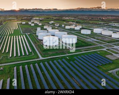 Drohne Aerial View Kraftwerk produziert saubere, nachhaltige Solarenergie in Italien Stockfoto