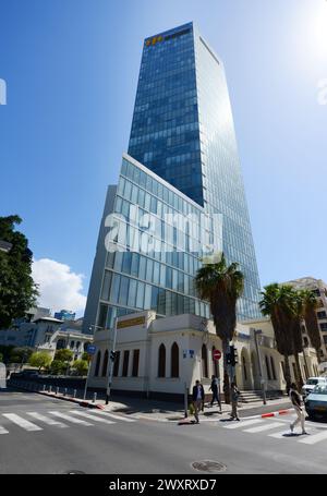 Die Beinleumi Bank befindet sich sowohl in einem historischen Gebäude als auch in einem modernen Wolkenkratzer. Tel Aviv, Israel. Stockfoto