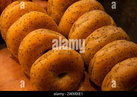 Eine Nahaufnahme frischer Bagels auf einem Holzbrett Stockfoto