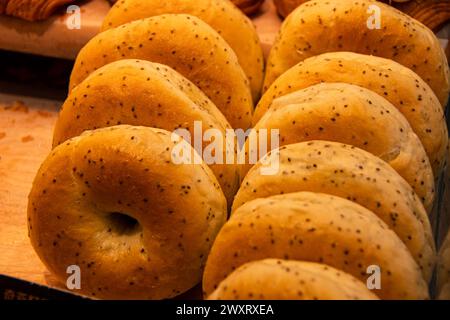 Eine Nahaufnahme frischer Bagels auf einem Holzbrett Stockfoto