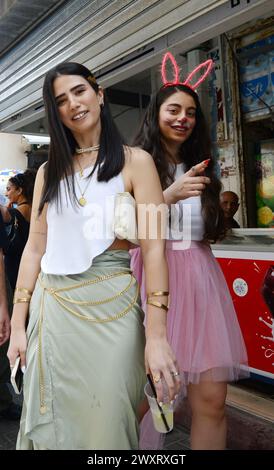 Israelis tragen Kostüme auf dem Karmel-Markt während des Purim-Festivals. Tel Aviv, Israel. Stockfoto