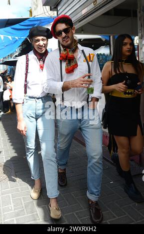 Israelis tragen Kostüme auf dem Karmel-Markt während des Purim-Festivals. Tel Aviv, Israel. Stockfoto